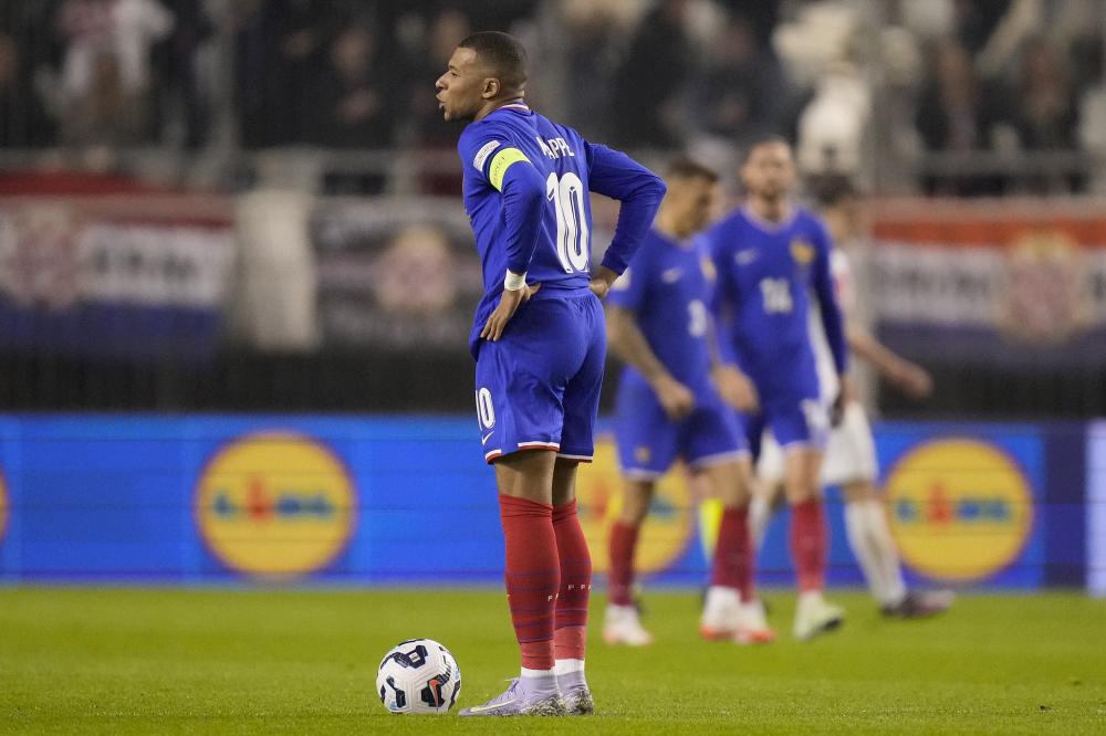 2026年美加墨世界杯扩军至48队，小组赛规则革新，淘汰赛对阵更复杂，传统强队与新势力激烈竞争。